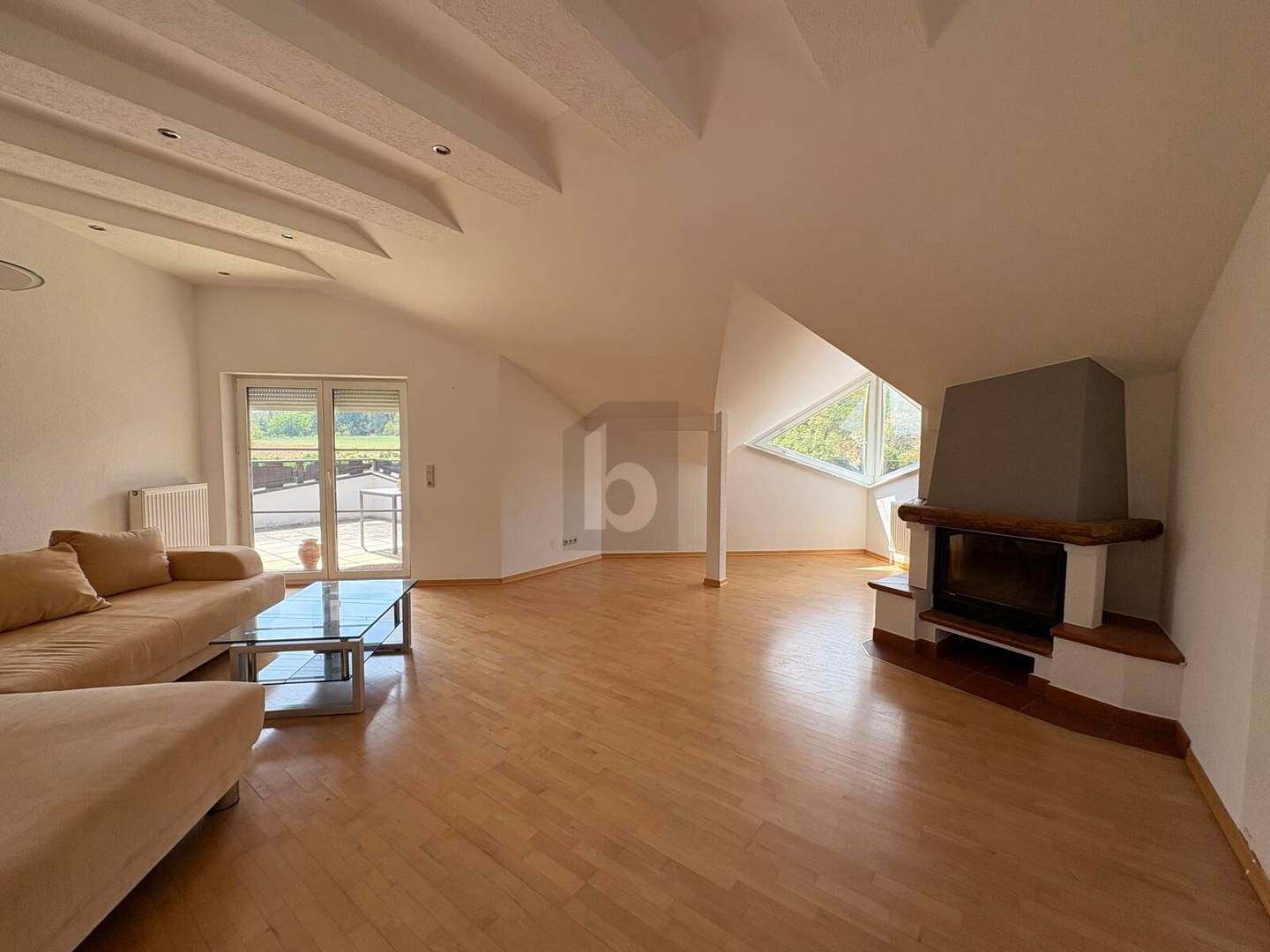 Dachgeschosswohnung bezugsfertig mit zwei Stellplätzen