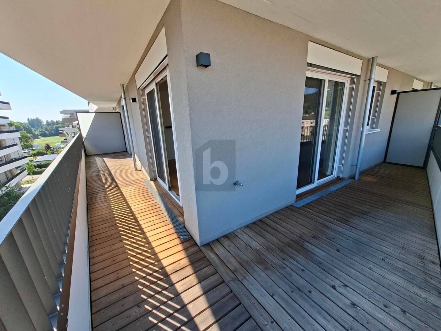 Helle Wohnung mit großer Terrasse und Seenähe