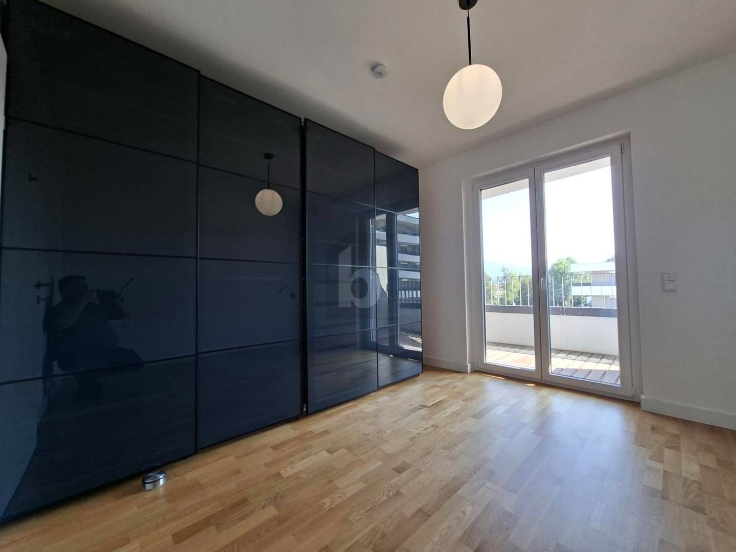 Helle Wohnung mit großer Terrasse und Seenähe
