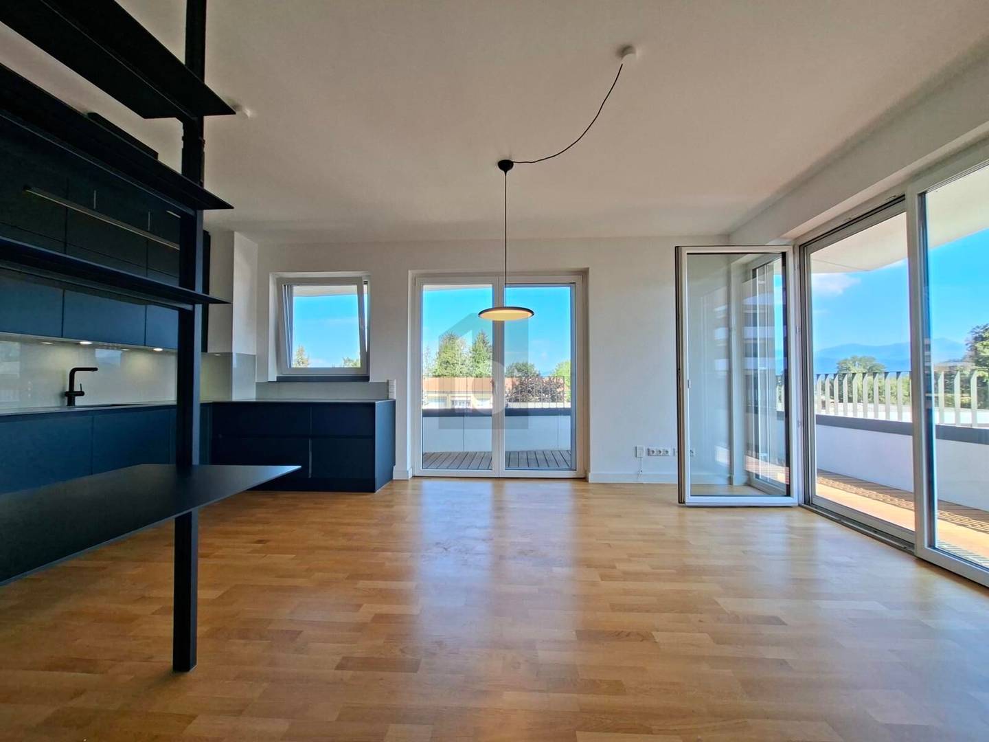 Helle Wohnung mit großer Terrasse und Seenähe