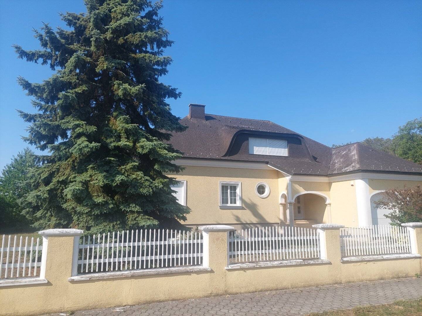 2422 Pama -  repräsentatives  Einfamilienhaus mit großem Grundstück