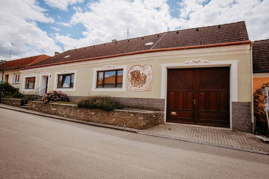 Vom TRAUM zum BAUERNHAUS mi Toreinfahrt, großem gemauerten Stadel uneinsehbarem Innenhof, Schüttkasten mit Gewölbekeller