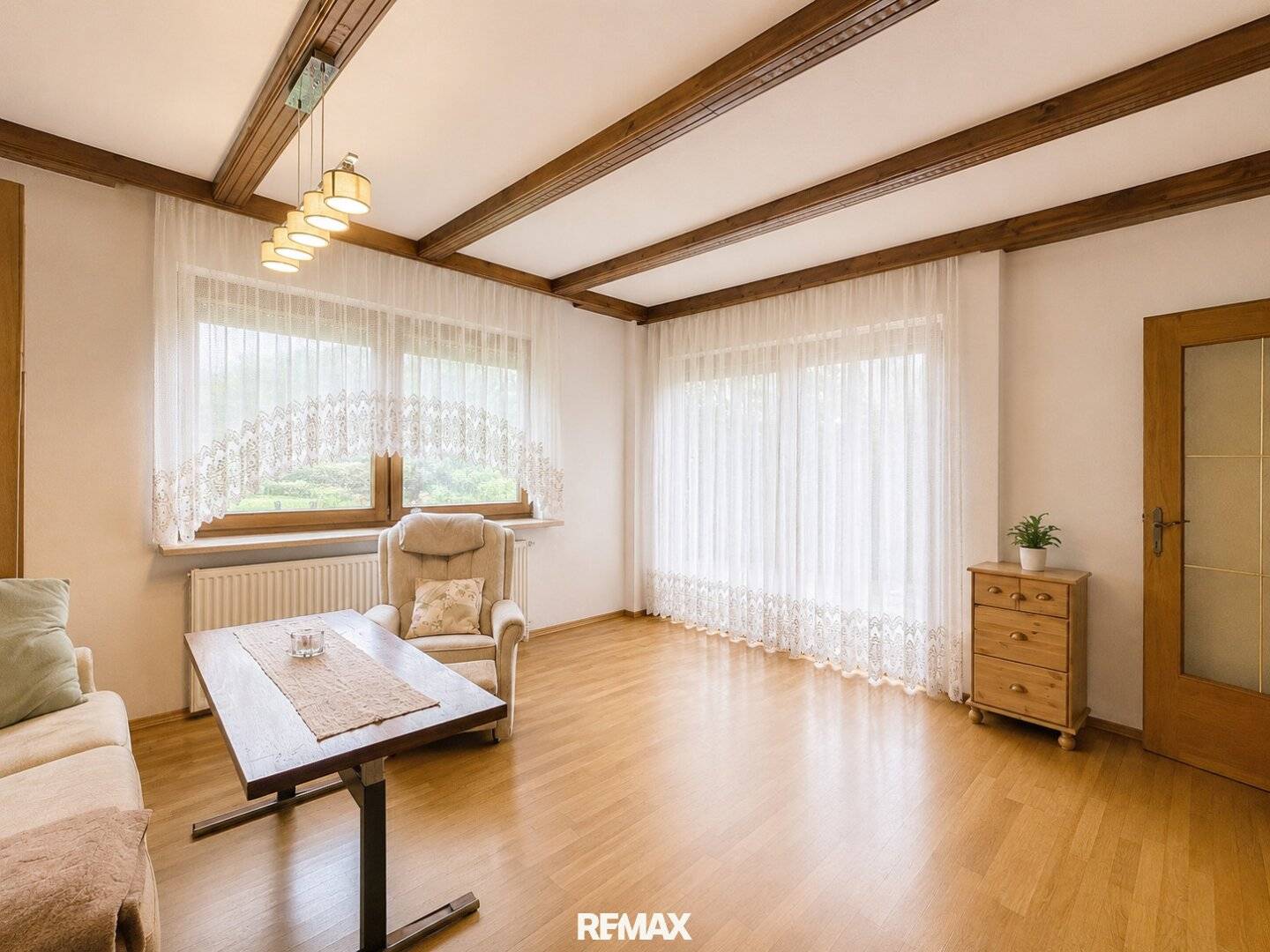 Charmantes Reihenhaus in ruhiger Wohnlage mit 118,70 m² Wohnfläche, voll unterkellert, incl. Garage und traumhaftem Bergblick