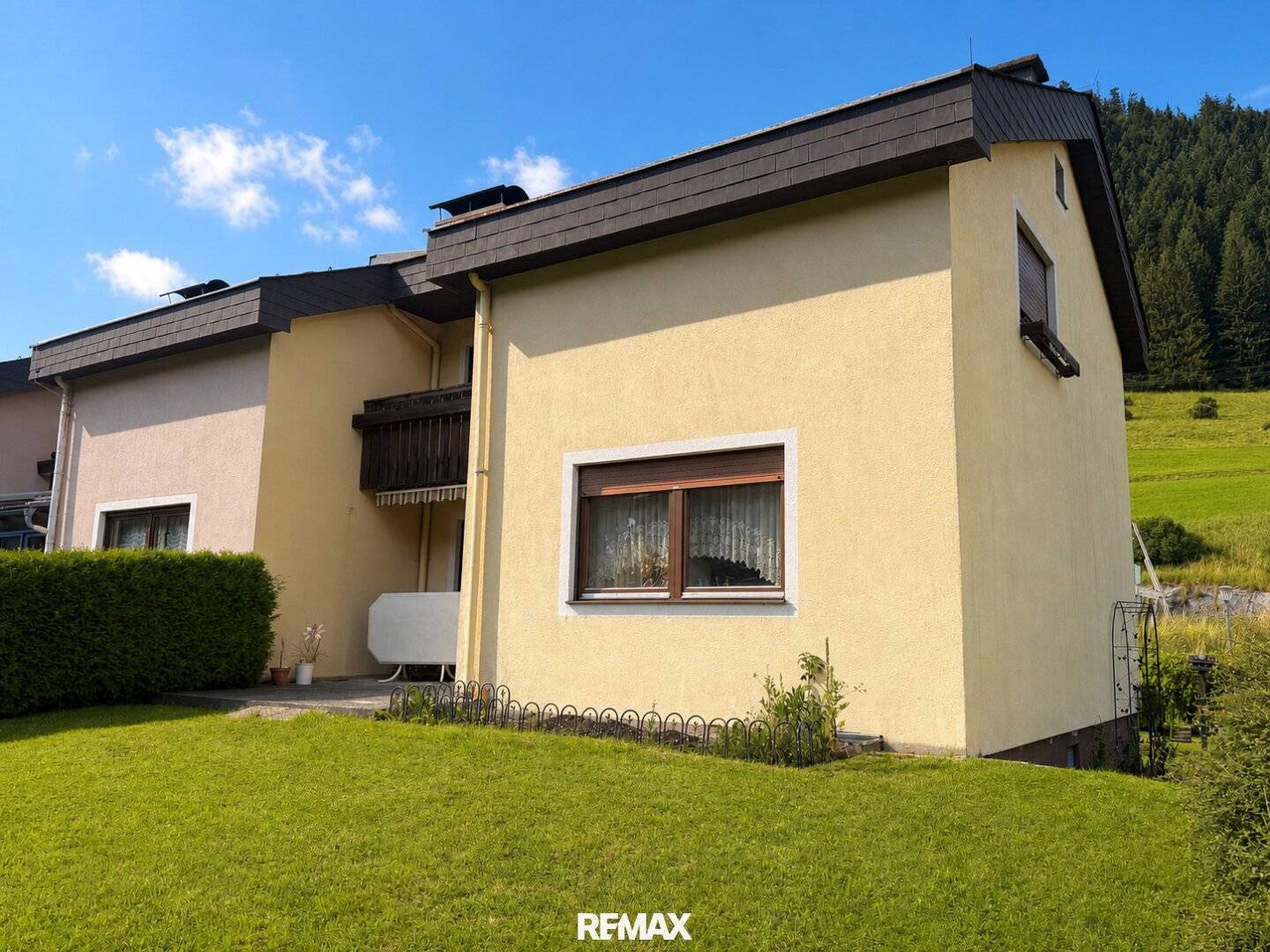 Charmantes Reihenhaus in ruhiger Wohnlage mit 118,70 m² Wohnfläche, voll unterkellert, incl. Garage und traumhaftem Bergblick