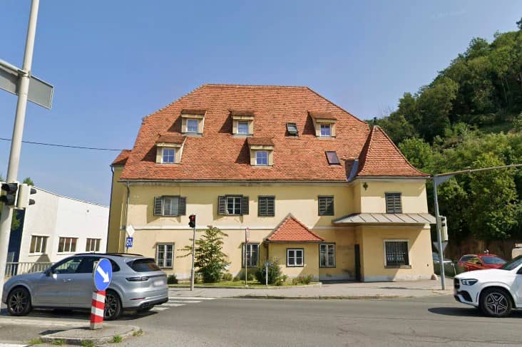 Denkmalgeschützte Anlegerwohnung nahe Murpromenade mit Stellplätzen