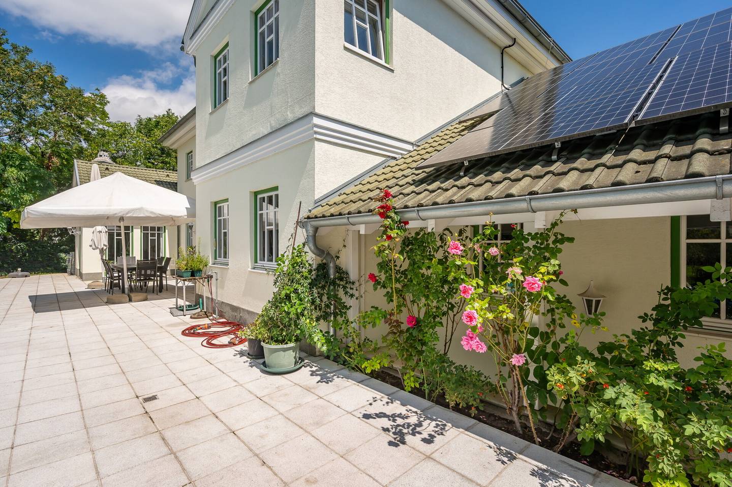 Familienwohnung mit großem Garten Pool und Bauland