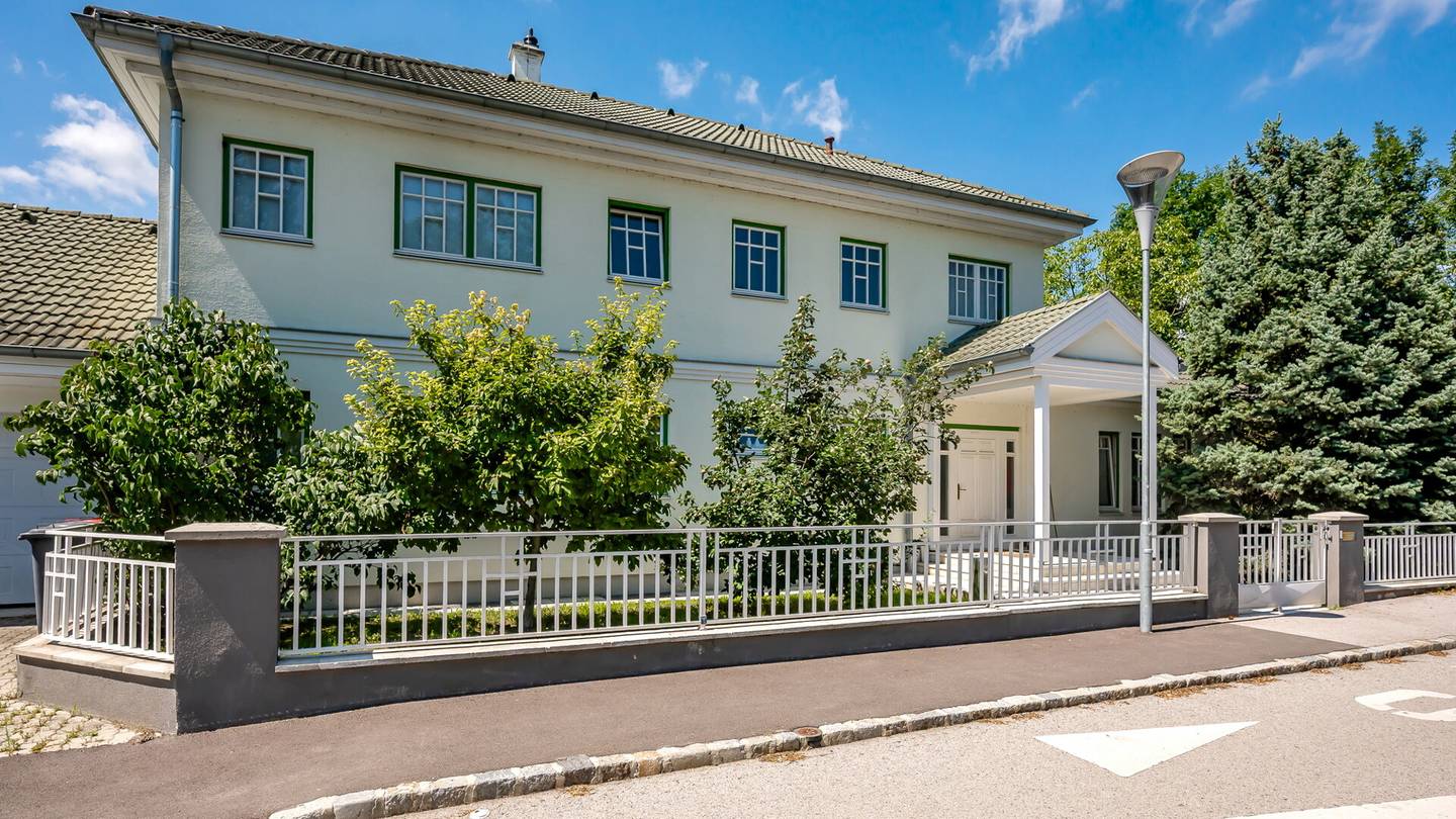 Familienwohnung mit großem Garten Pool und Bauland