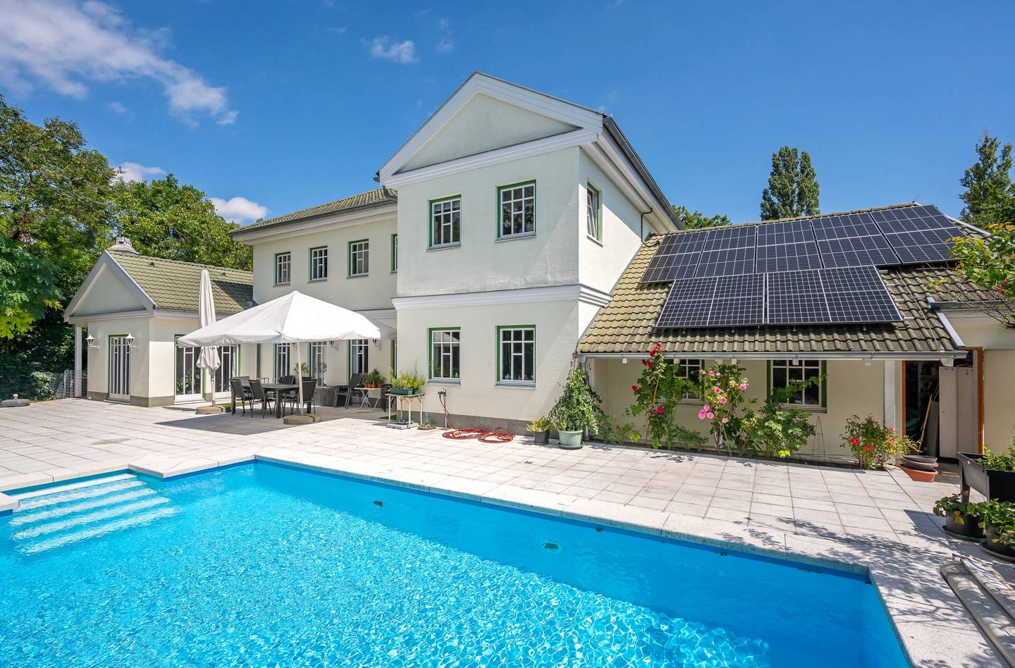 Familienwohnung mit großem Garten Pool und Bauland
