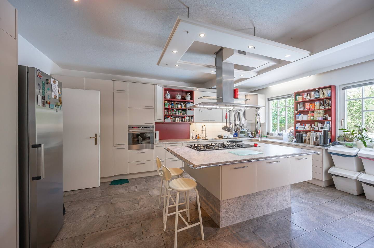 Familienwohnung mit großem Garten Pool und Bauland