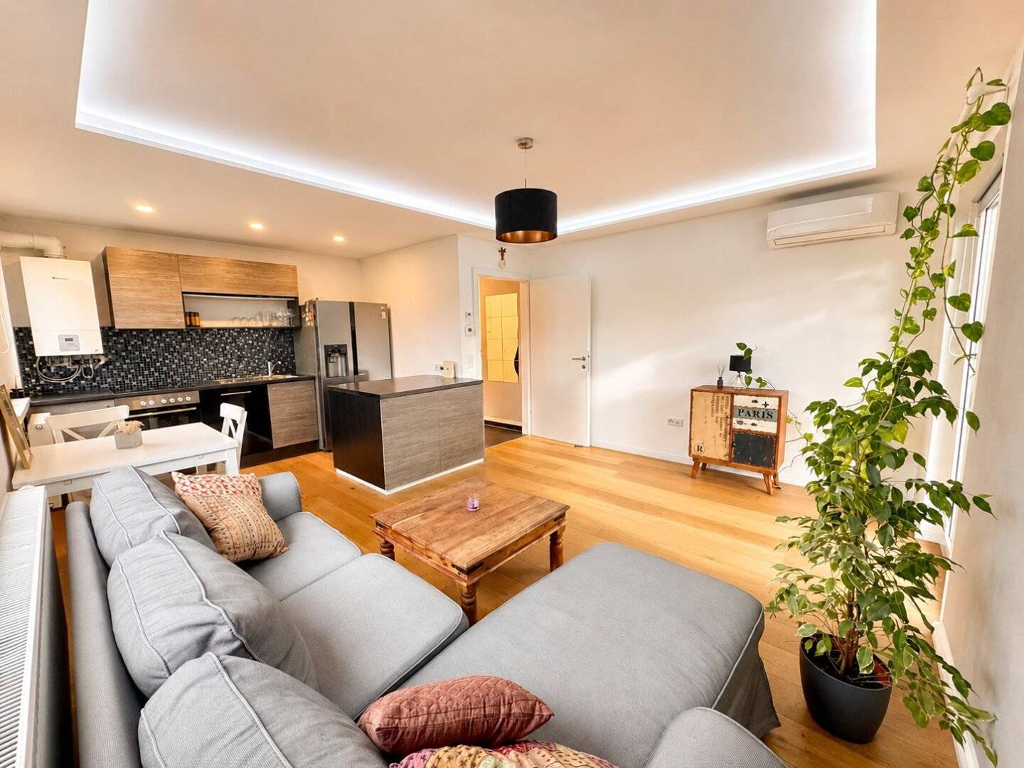 Modern 2-room apartment with balcony, air conditioning &amp; fitted kitchen - comprehensively renovated 2017