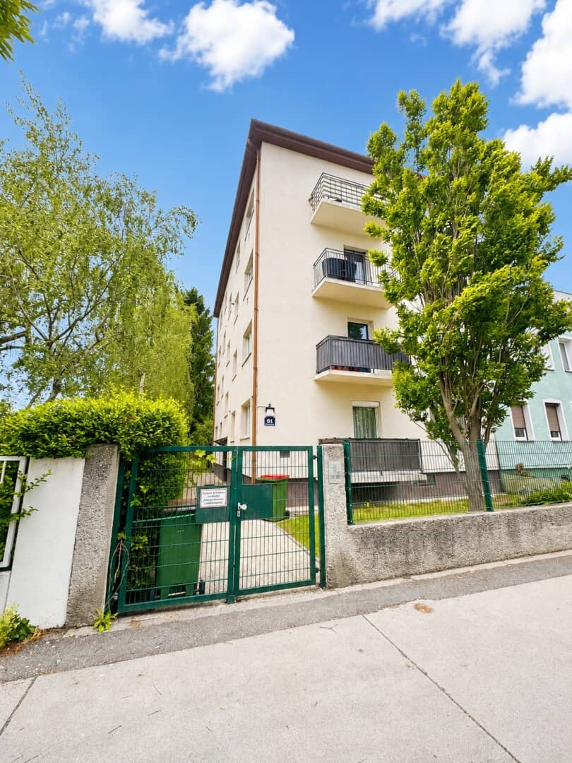 Modern 2-room apartment with balcony, air conditioning &amp; fitted kitchen - comprehensively renovated 2017