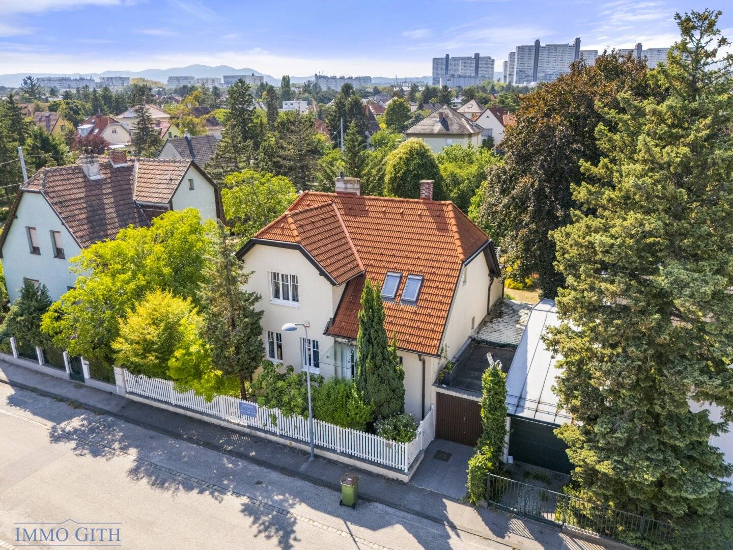 Charming 5-room single-family house with garden, sauna and whirlpool on approx. 708 m² plot in 1230 Vienna-Liesing – investment with right of residence