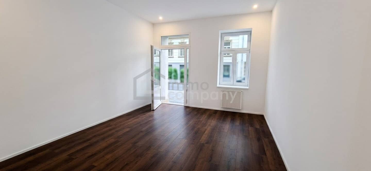 First occupancy after complete renovation Office/Practice of 50 m² with 2 rooms, tea kitchen near Tivoligasse