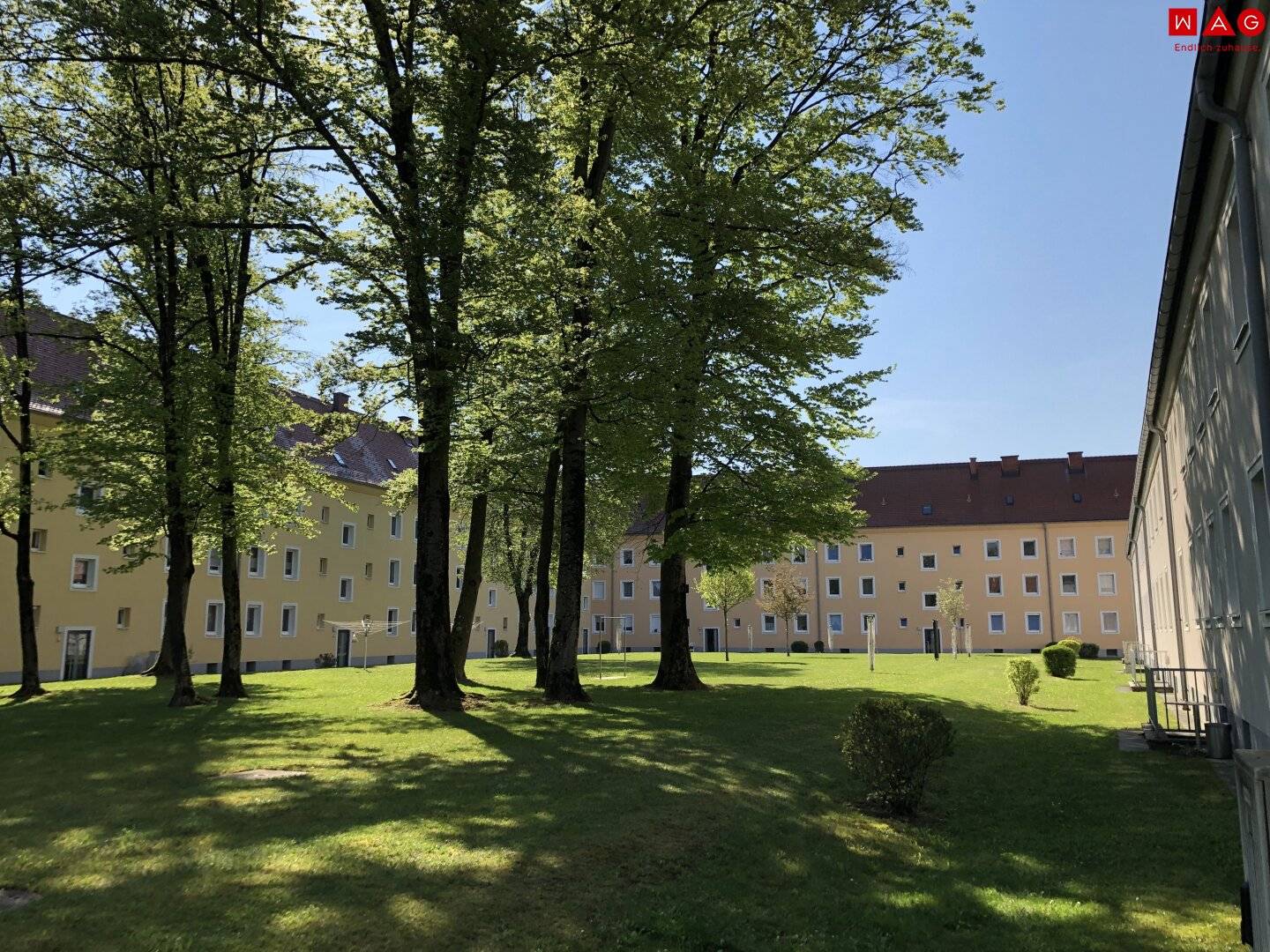 Affordable starter apartment in wonderful green location: practical 1-room apartment with bright eat-in kitchen and separate bedroom in a small multi-family house – ideal for singles, students or commuters!