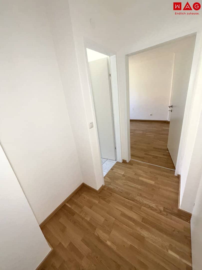 Affordable starter apartment in wonderful green location: practical 1-room apartment with bright eat-in kitchen and separate bedroom in a small multi-family house – ideal for singles, students or commuters!