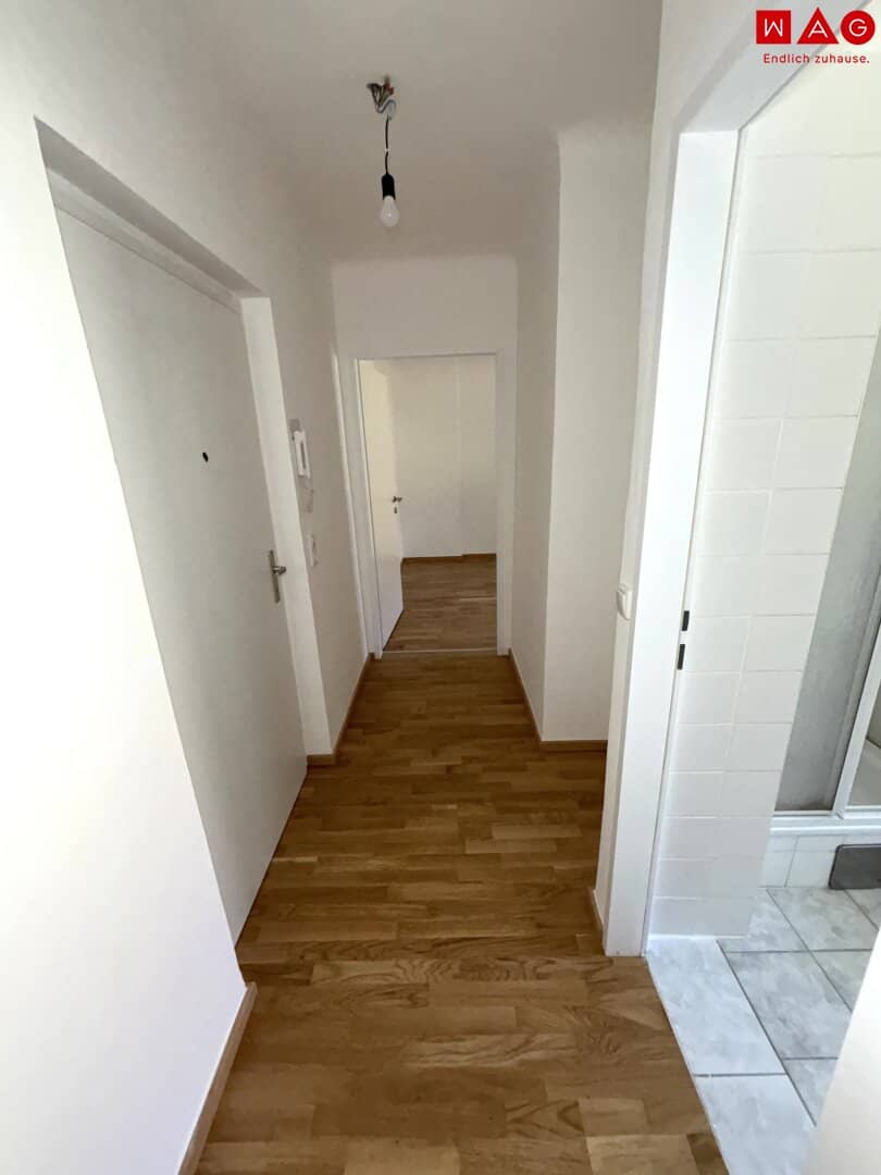 Affordable starter apartment in wonderful green location: practical 1-room apartment with bright eat-in kitchen and separate bedroom in a small multi-family house – ideal for singles, students or commuters!