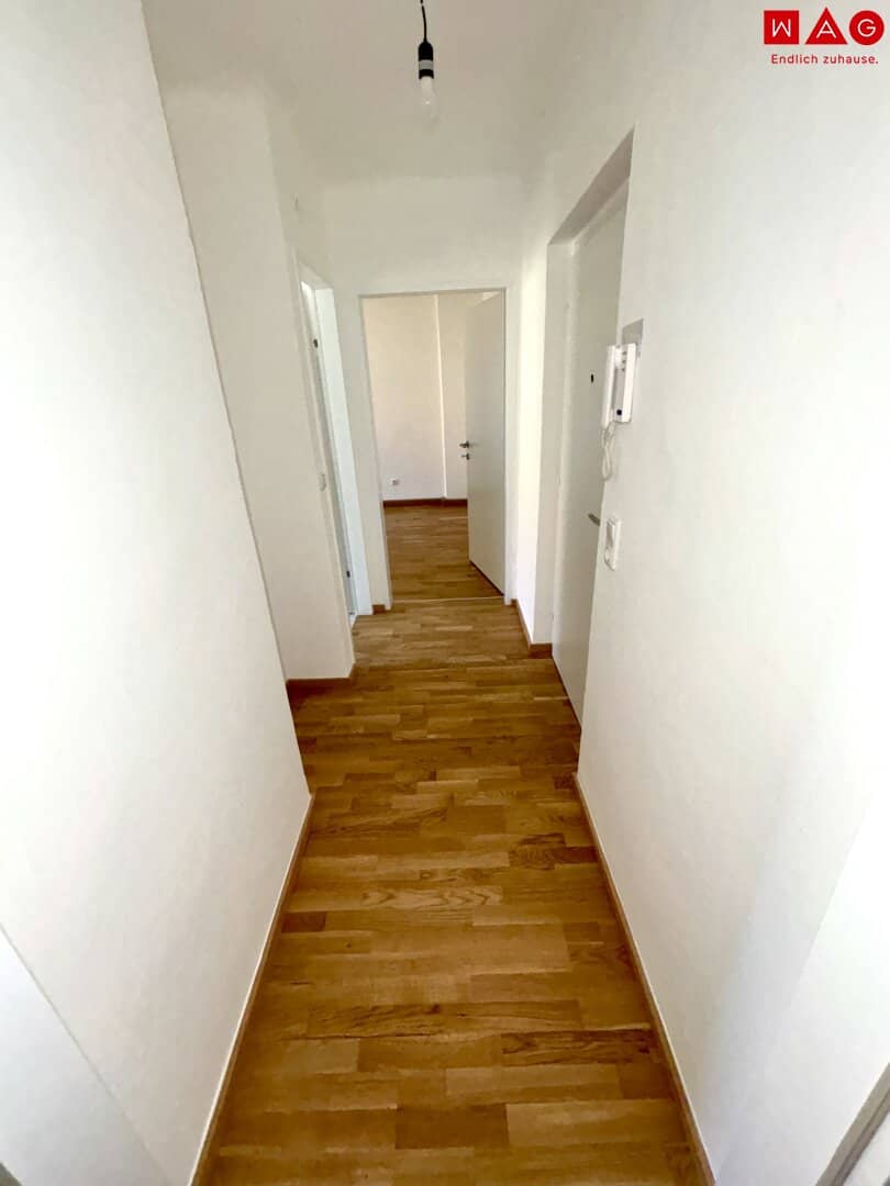 Affordable starter apartment in wonderful green location: practical 1-room apartment with bright eat-in kitchen and separate bedroom in a small multi-family house – ideal for singles, students or commuters!