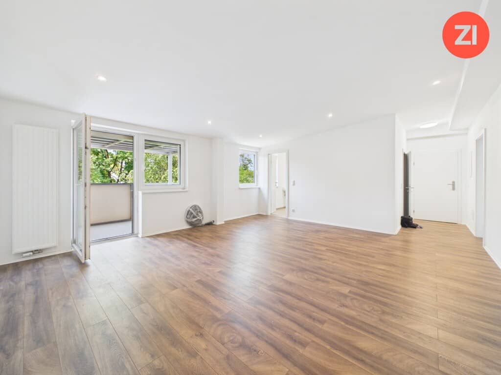Renovated apartment near main station with balcony