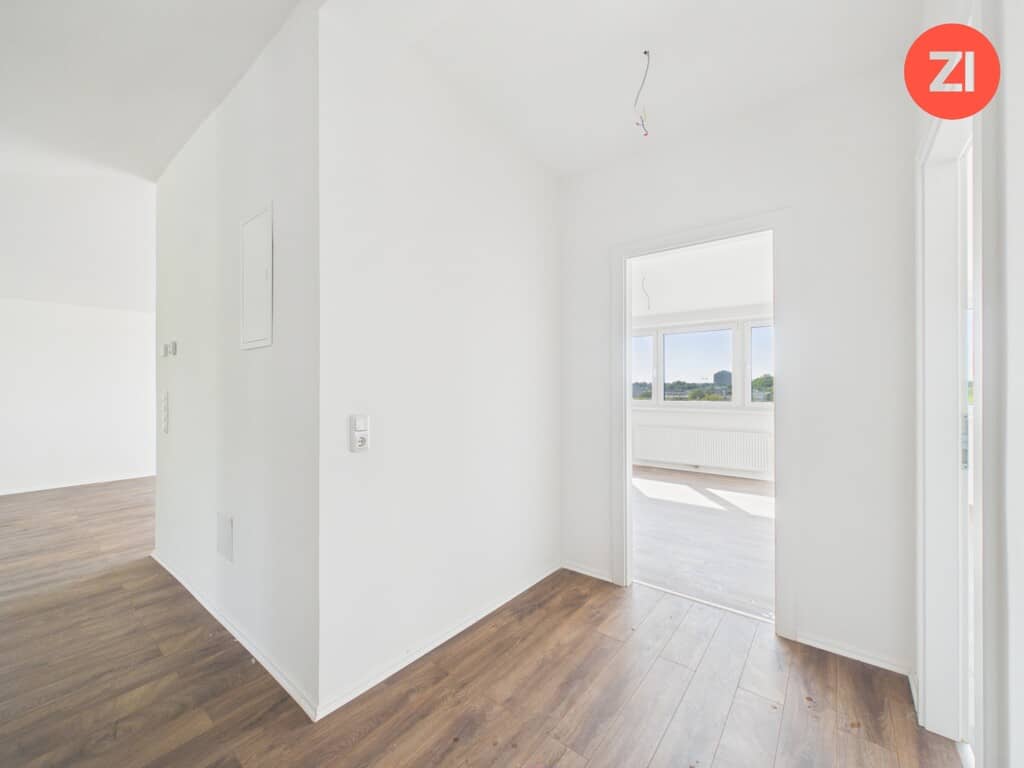 Bright Wohnung near the train station with balcony and parking