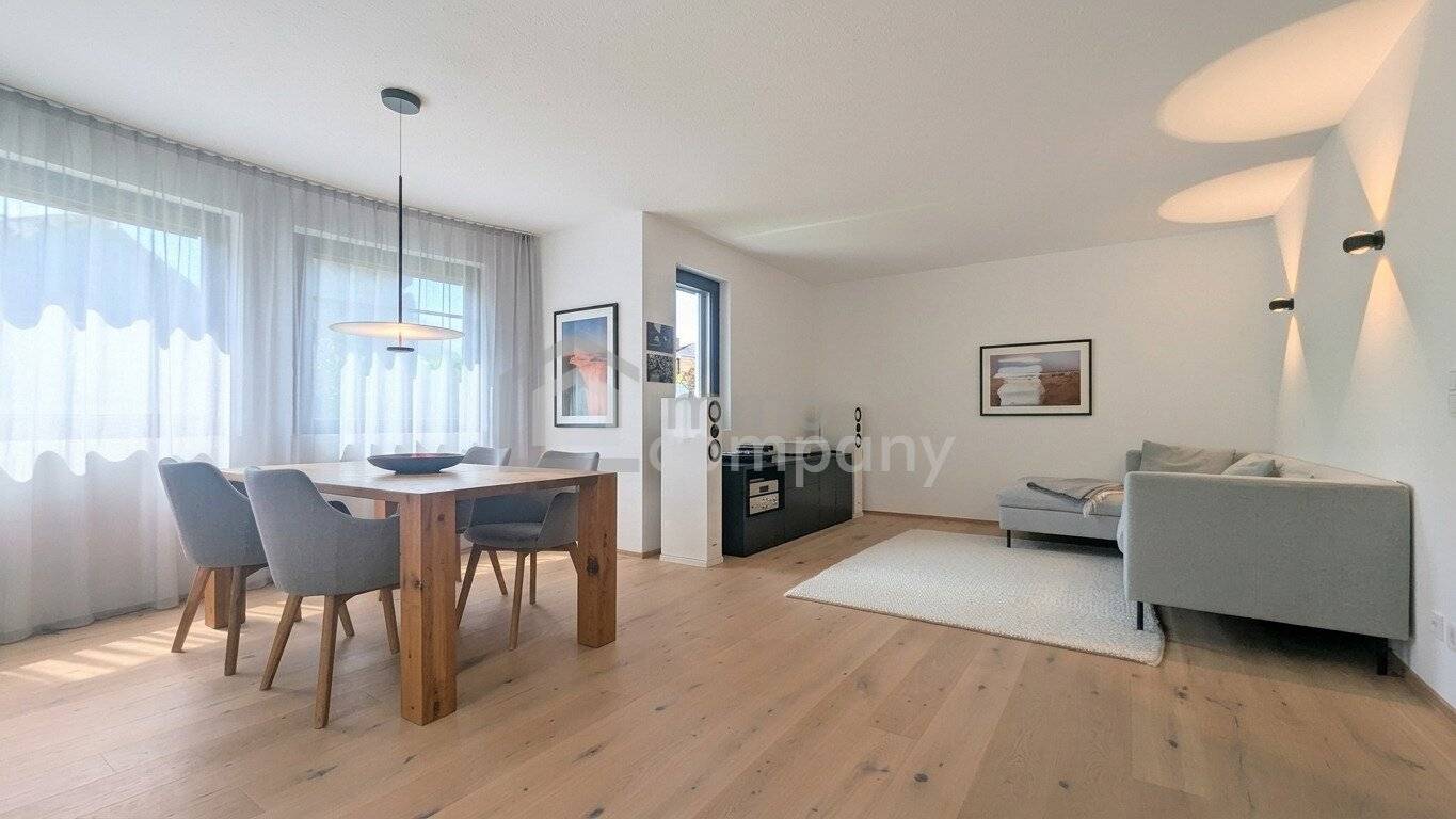 Exclusive 4-room apartment in Aldrans | 110m² living area | Completely renovated 2021 | 2 garage spaces &amp; 2 balconies | Communal garden