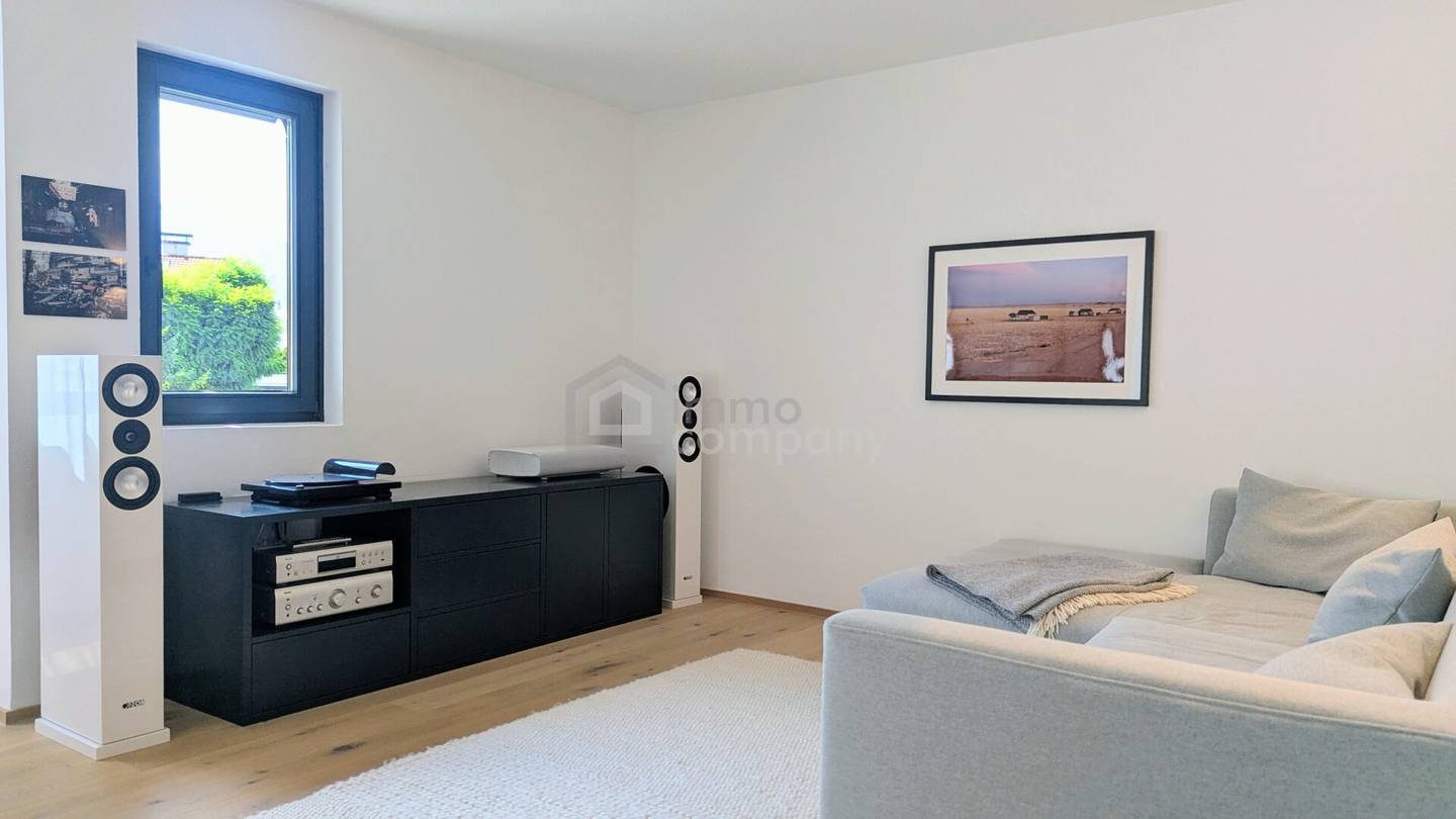 Exclusive 4-room apartment in Aldrans | 110m² living area | Completely renovated 2021 | 2 garage spaces &amp; 2 balconies | Communal garden