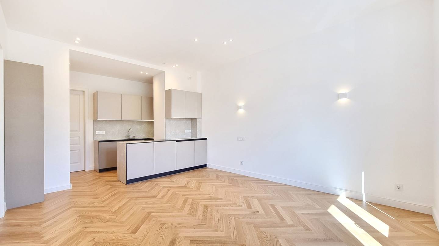 Bright newly renovated apartment with park view and lift