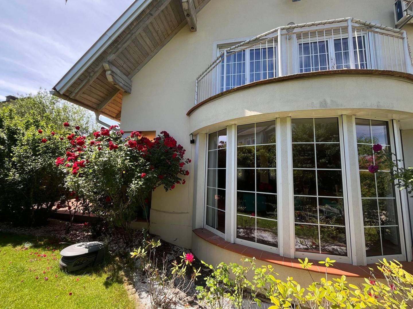 Sunny family apartment with private pool and garden