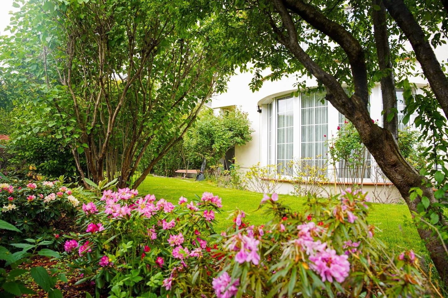 Sunny family apartment with private pool and garden