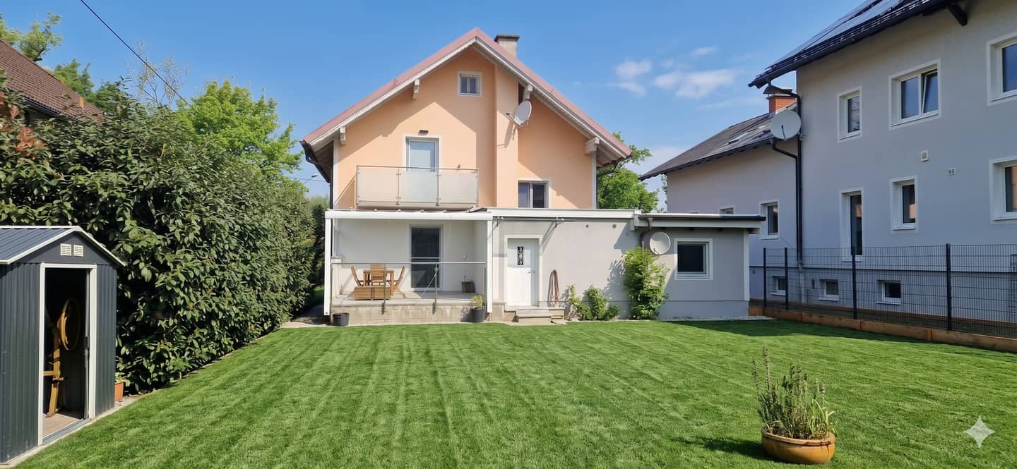 Garden retreat with additional building plot Familienwohnung