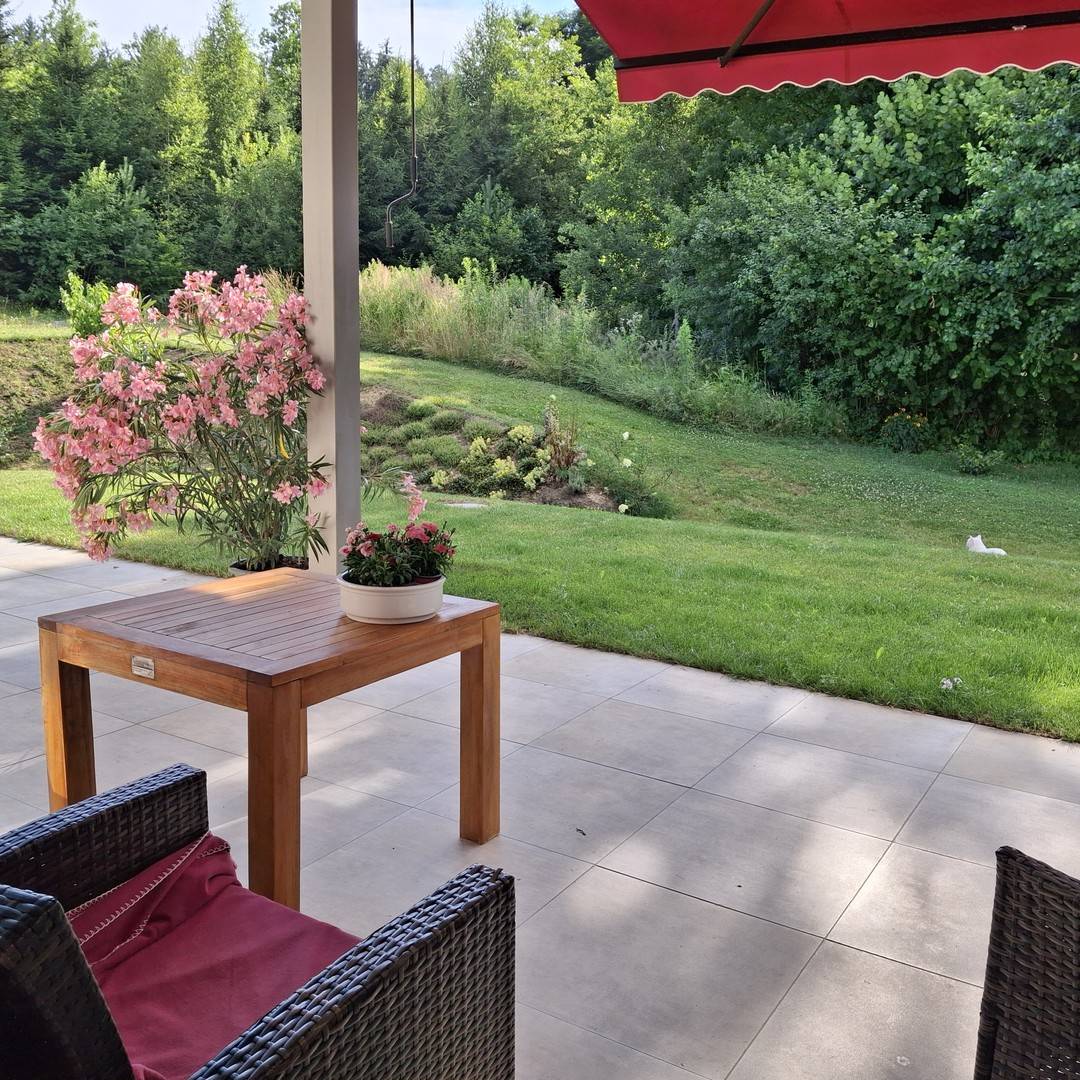 Lichtdurchflutete Wohnung mit Garten und großer Terrasse am Waldrand