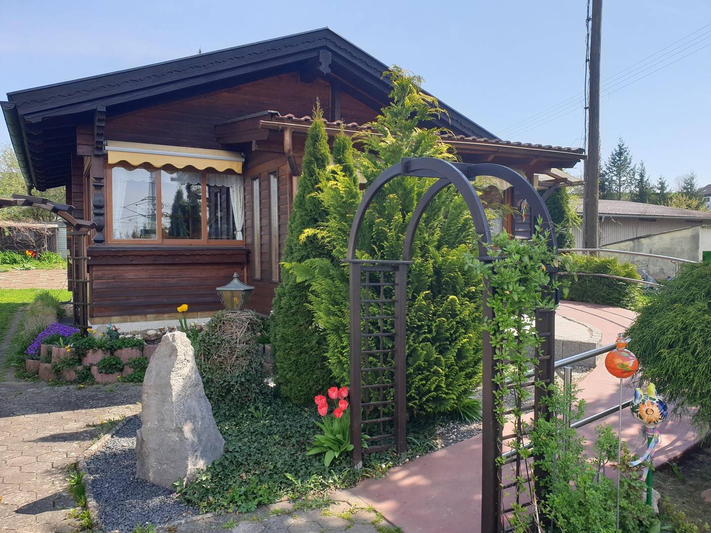 Lichtdurchflutete Wohnung mit großem Garten und Wintergarten