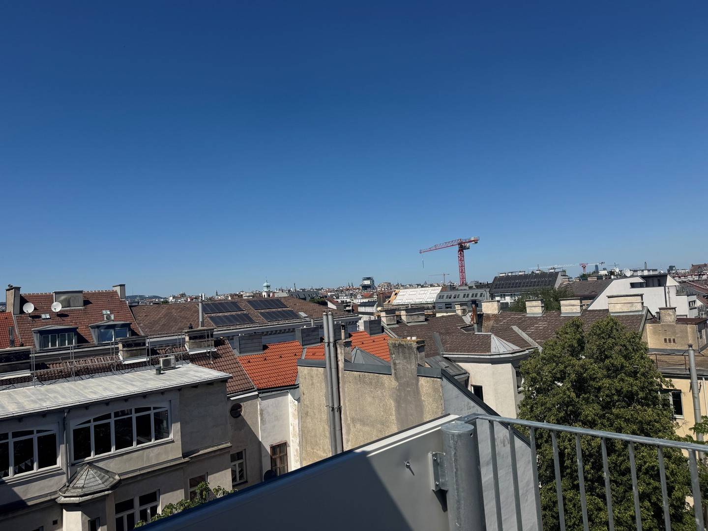 Erstbezug Dachgeschosswohnung mit Balkon und Klimaanlage