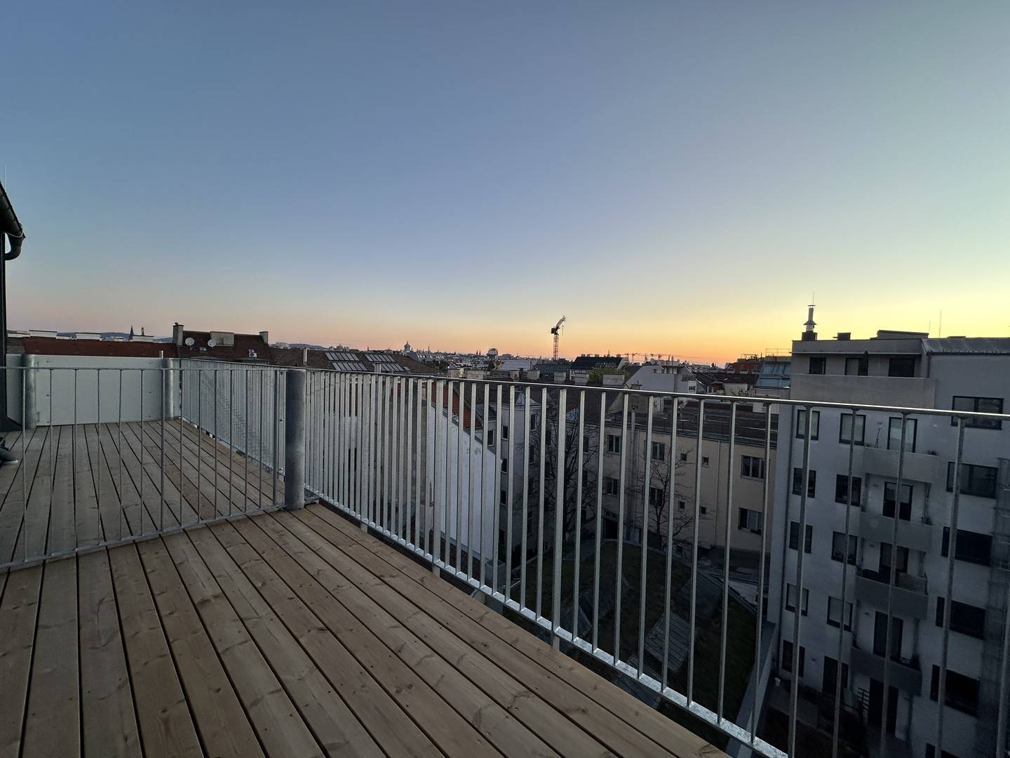 Erstbezug Dachgeschosswohnung mit Balkon und Klimaanlage