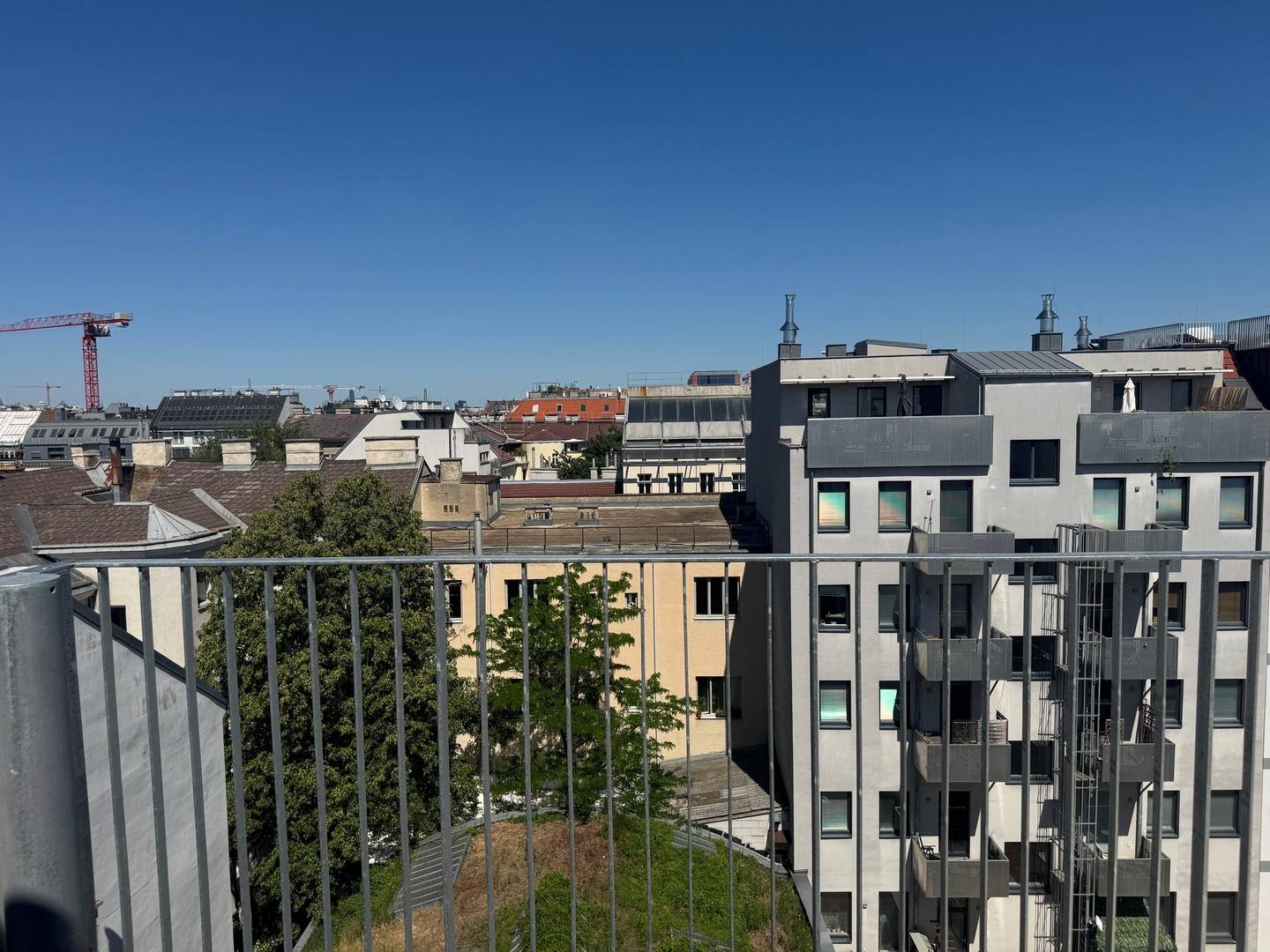 Erstbezug Dachgeschosswohnung mit Balkon und Klimaanlage