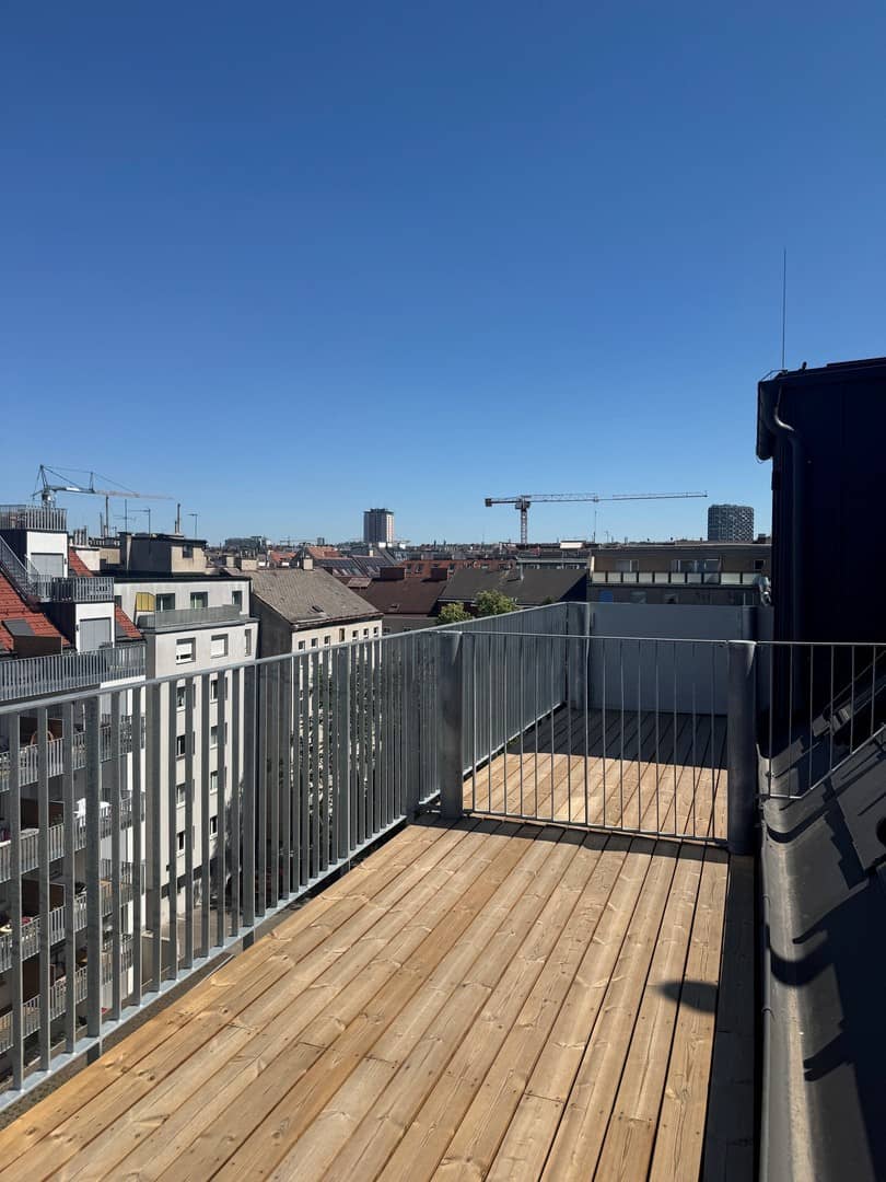 Erstbezug Dachgeschosswohnung mit Balkon und Klimaanlage