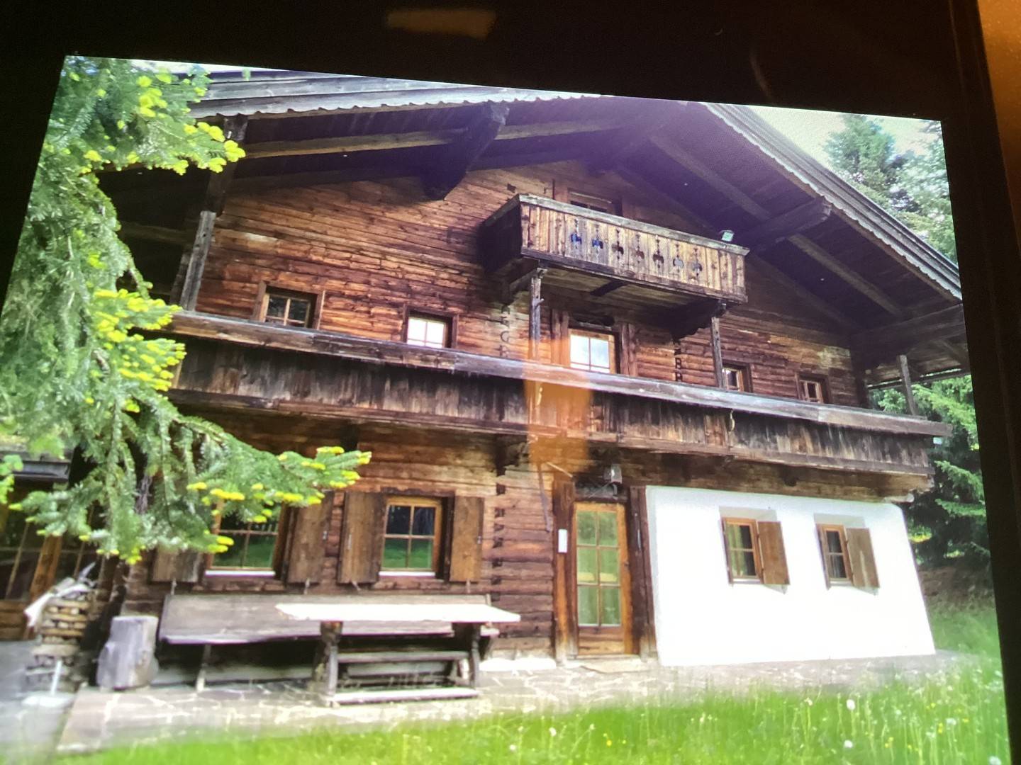 Wiedererrichtetes Bauernhaus als sonnige Ferienwohnung mit großem Garten