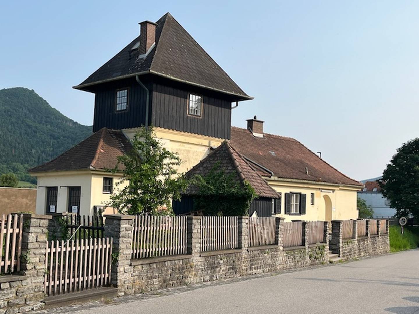 Listed holiday apartment with Danube view and garden