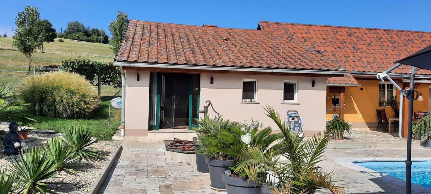 Ferienwohnung auf Reiterhof mit Pool und Stall