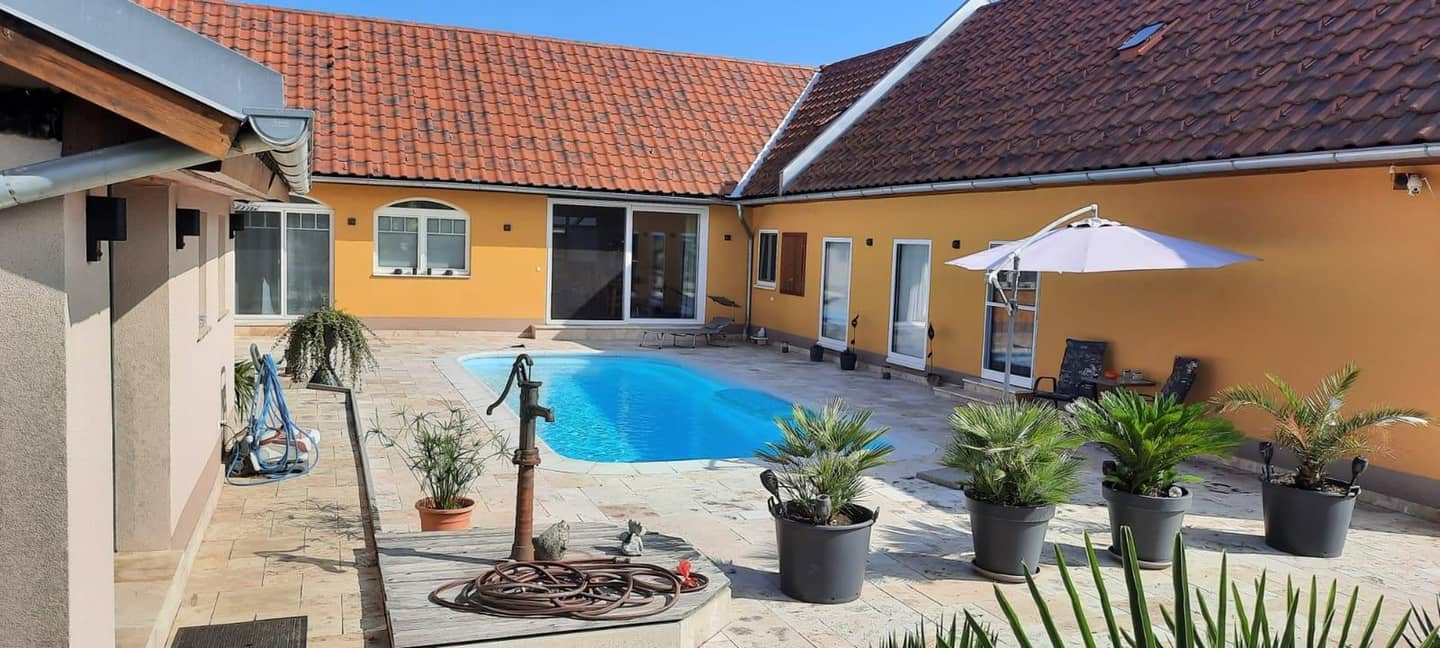 Ferienwohnung auf Reiterhof mit Pool und Stall