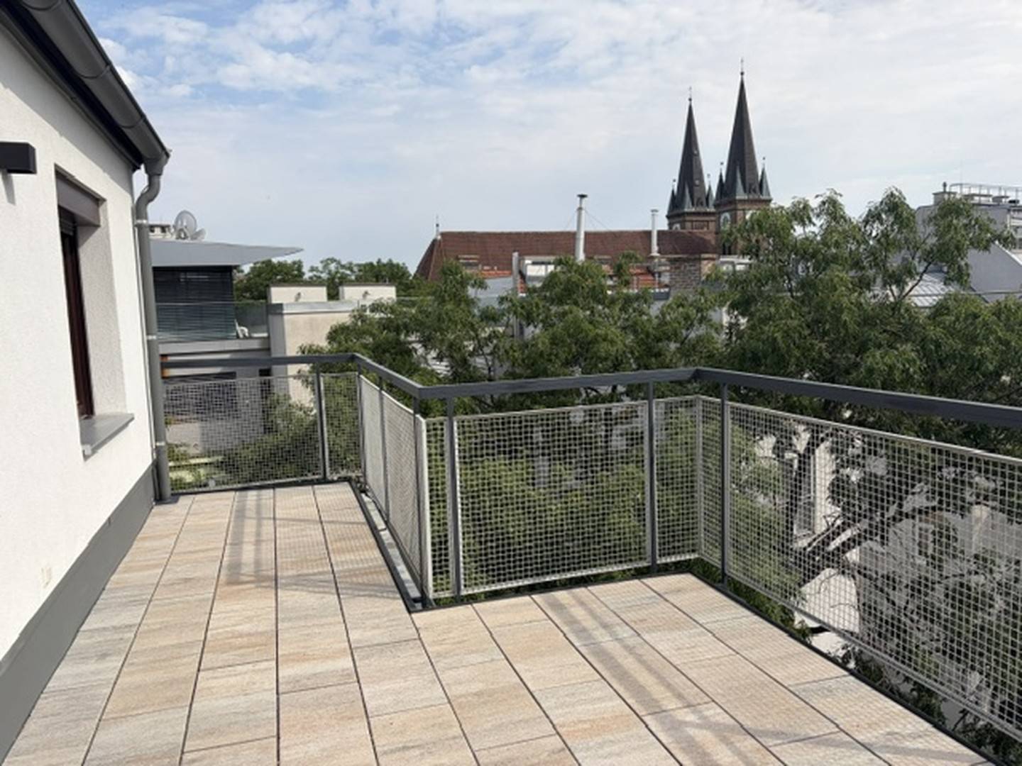 Quiet Dachgeschosswohnung with sunny south terrace and underground parking