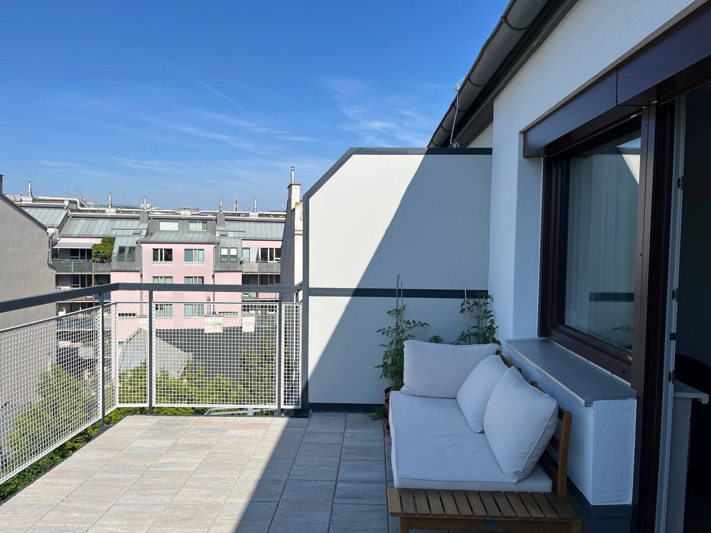 Quiet Dachgeschosswohnung with sunny south terrace and underground parking