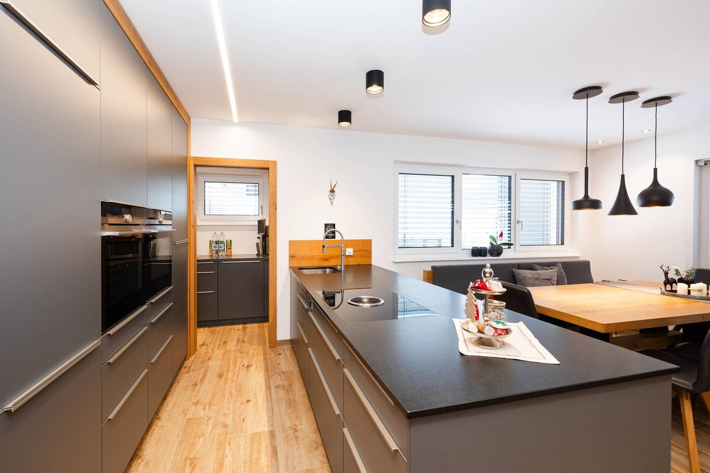 Modernes Smart Home familienwohnung mit Garten und Terrasse