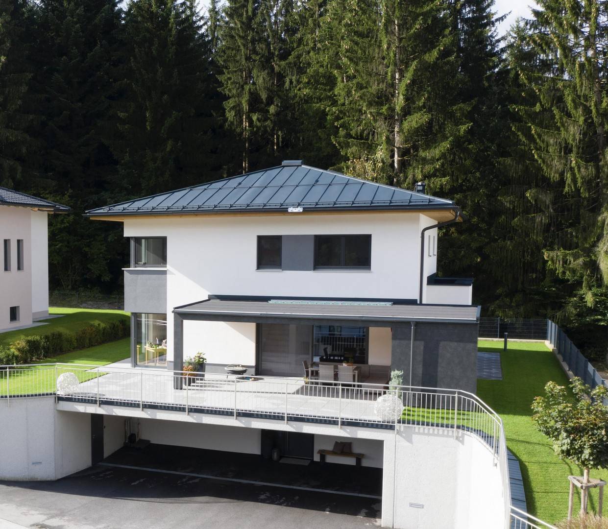 Modernes Smart Home familienwohnung mit Garten und Terrasse