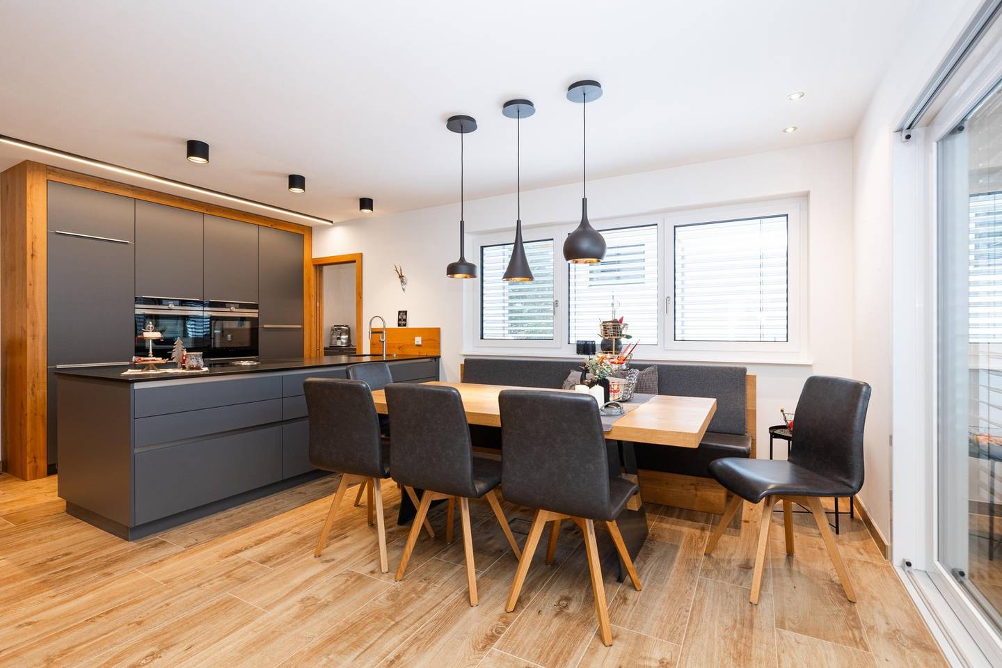 Modernes Smart Home familienwohnung mit Garten und Terrasse