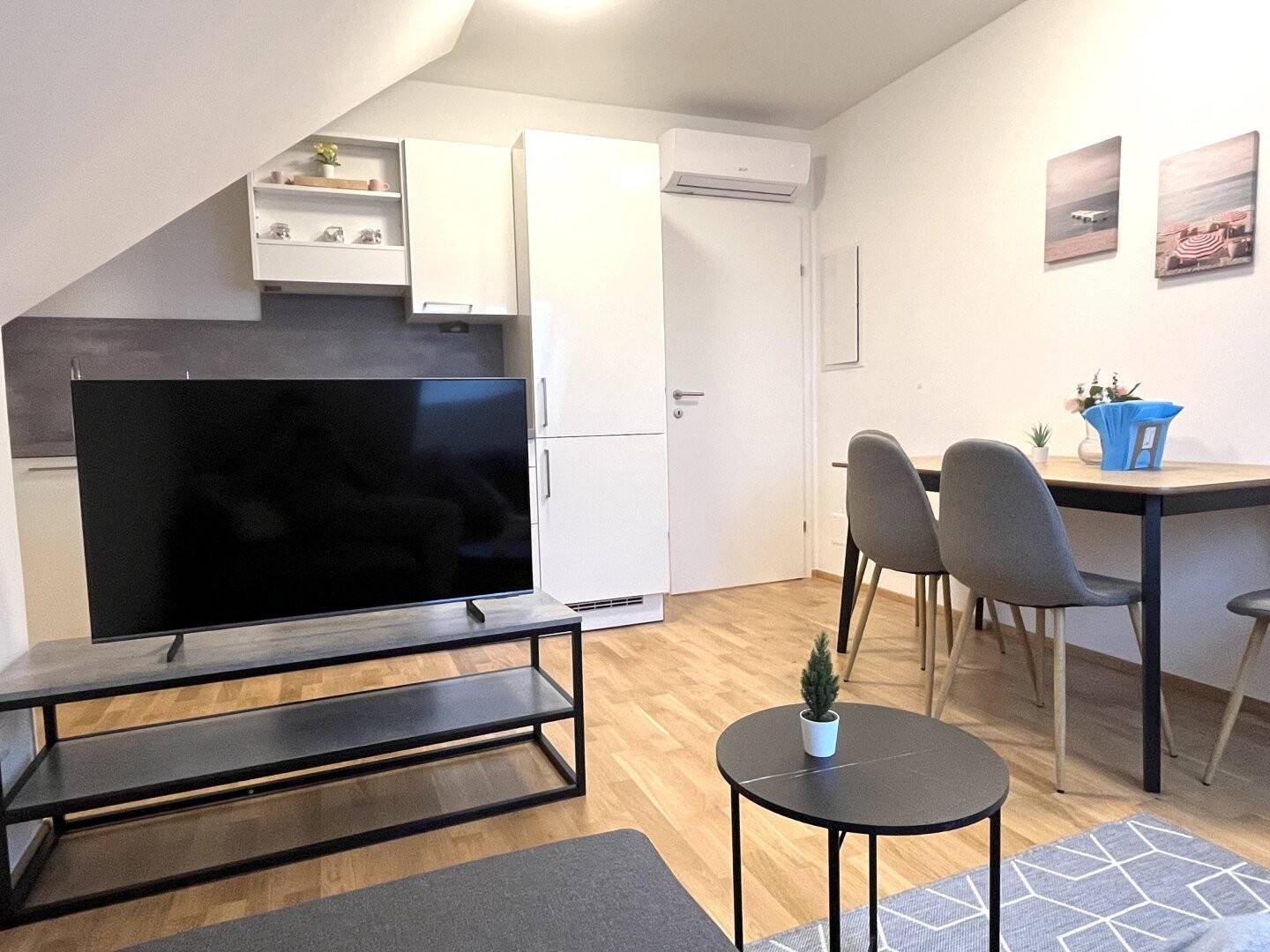 Erstbezug Dachgeschosswohnung mit Balkon und Klimaanlage
