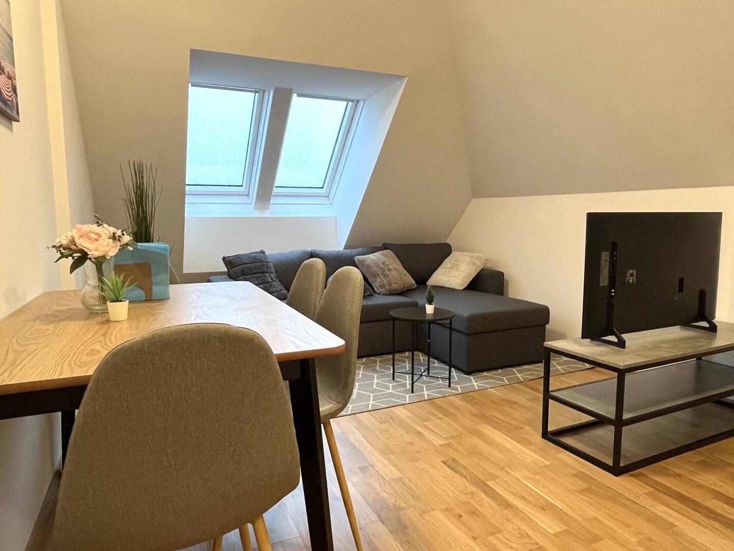 Erstbezug Dachgeschosswohnung mit Balkon und Klimaanlage