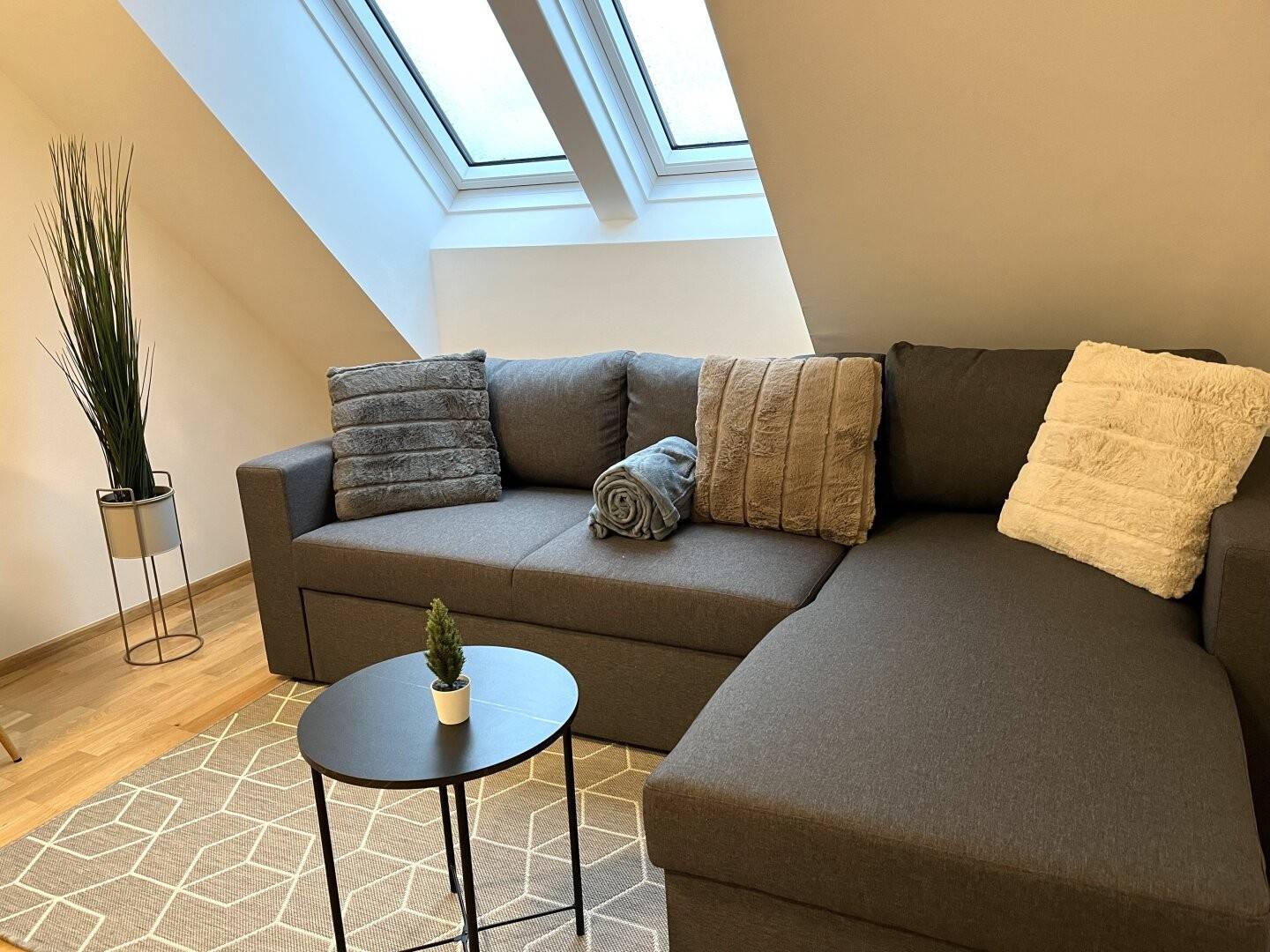 Erstbezug Dachgeschosswohnung mit Balkon und Klimaanlage