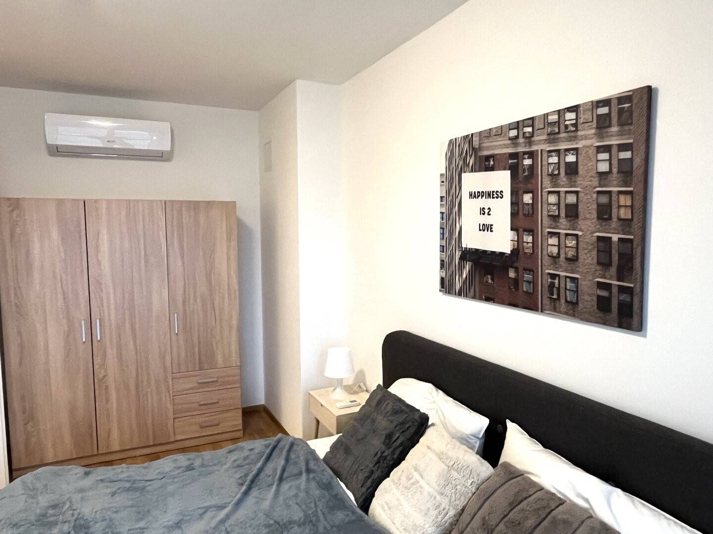 Erstbezug Dachgeschosswohnung mit Balkon und Klimaanlage