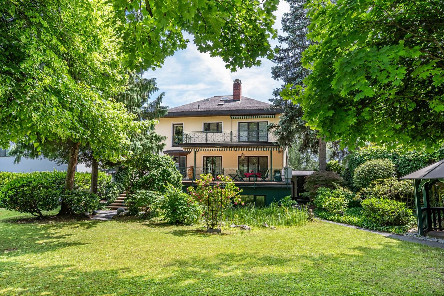 Villa im Grünen mit Garten Familienwohnung