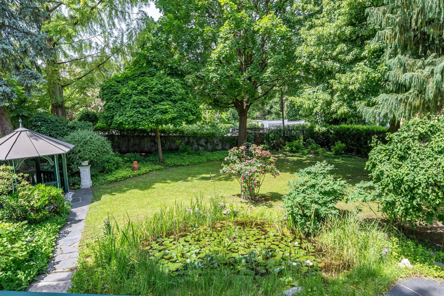 Villa im Grünen mit Garten Familienwohnung